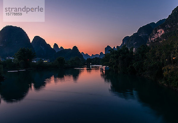 Sonnenuntergang über dem Fluss und dem Guilin-Zuckerhut  Yangshuo  Guangxi  China