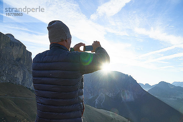 Wanderer beim Fotografieren der Ansicht des Sonnenaufgangs  Canazei  Trentino-Südtirol  Italien