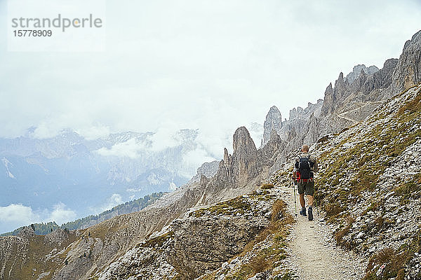 Wanderer auf Feldweg am Berghang  Canazei  Trentino-Südtirol  Italien