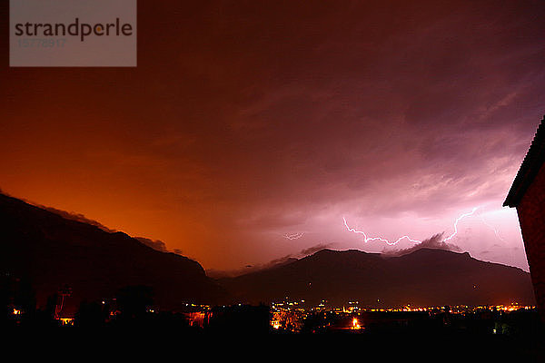 Blitz über dem Tramuntana-Gebirge  Soller im Vordergrund  Biniaraix  Mallorca  Spanien