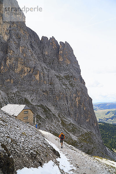Wanderer auf Feldweg am Berghang  Canazei  Trentino-Südtirol  Italien