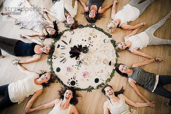 Frauen im Kreis im Yoga-Retreat