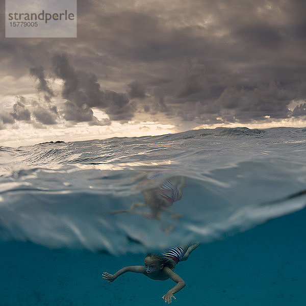 Junge schwimmt unter Wasser  geteilte Ansicht  Tonga