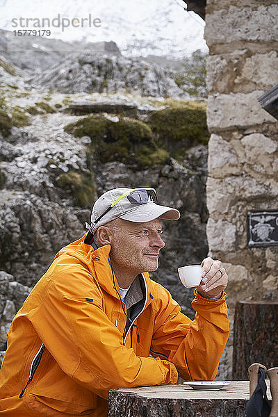 Wanderer entspannt bei einer Tasse Kaffee  Canazei  Trentino-Südtirol  Italien