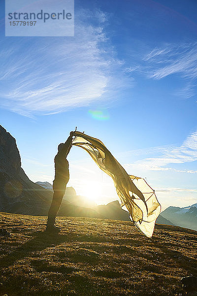 Wanderer  der sich auf ein Lager bei Sonnenuntergang vorbereitet  Canazei  Trentino-Südtirol  Italien