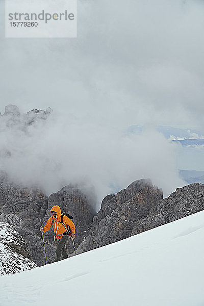 Wanderer in Canazei  Trentino-Südtirol  Italien