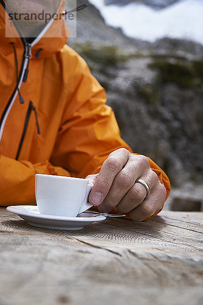 Wanderer entspannt bei einer Tasse Kaffee