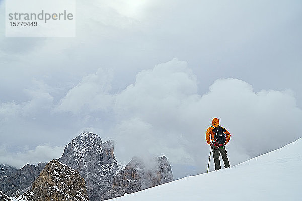 Wanderer bewundernde Aussicht  Canazei  Trentino-Südtirol  Italien
