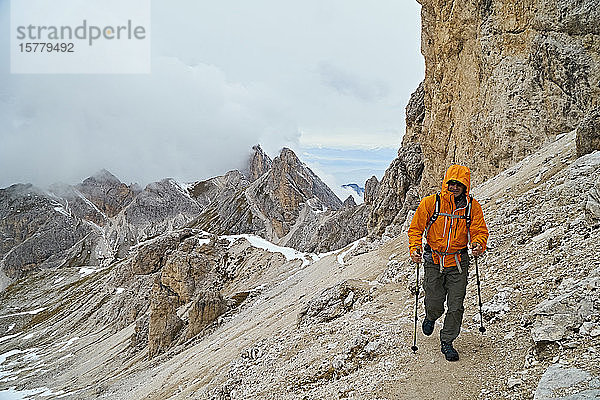 Wanderer auf Feldweg am Berghang  Canazei  Trentino-Südtirol  Italien