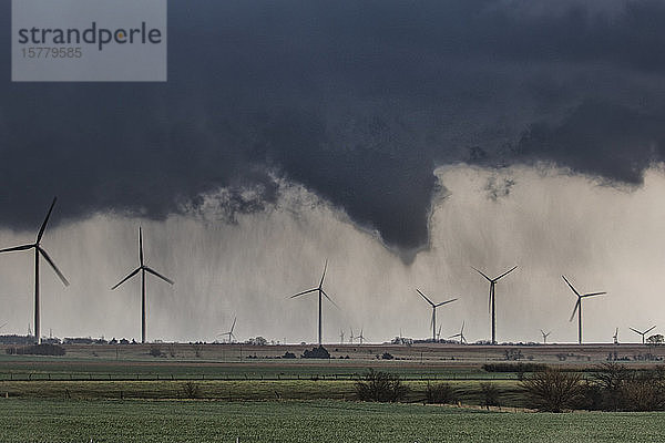 Tornado (ohne sichtbaren Bodenkontakt) hinter einem Windpark über dem ländlichen Kansas  USA