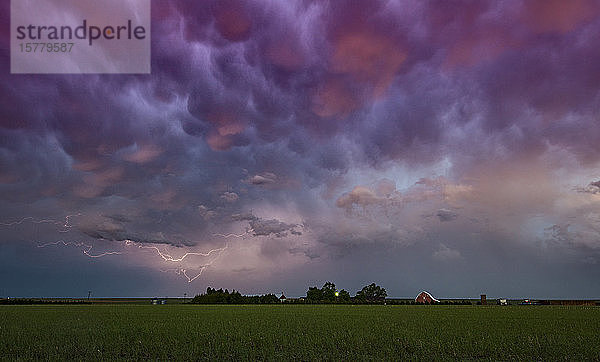 Blitz unter Gewitterwolken über einem Bauernhaus  Wray  Colorado  USA