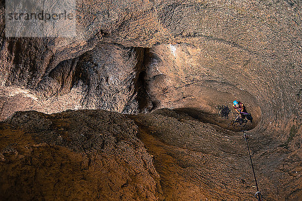 Mann Felsklettern  Hochwinkelansicht  Smith Rock State Park  Terrebonne  Oregon  Vereinigte Staaten