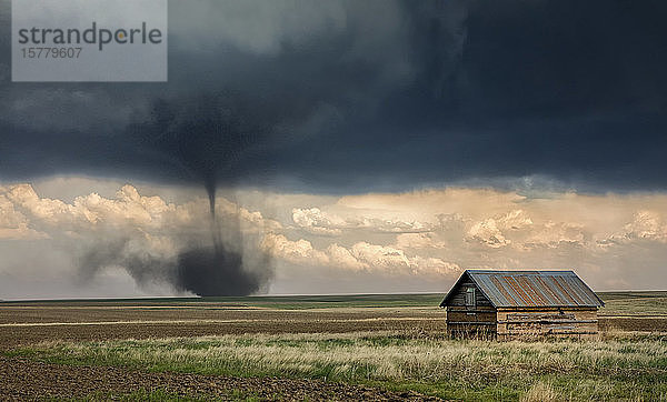 Landspout-Tornado-Hybride im Flachland  Scheune im Vordergrund  Cope  Ost-Colorado  USA