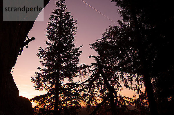 Silhouette eines Kletterfelsen bei Sonnenuntergang  Flagstone  Eugene  Oregon  Vereinigte Staaten