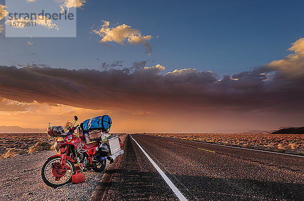 Motorrad am Straßenrand  auf der Flucht vor einem riesigen Sturm zwischen Nevada und Kalifornien  Bishop  Kalifornien  Vereinigte Staaten