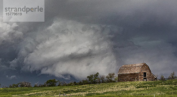 Mesozyklon als rotierendes Gewitter  Scheune im Vordergrund  Chugwater  Wyoming  USA