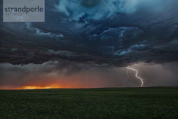 Asperatuswolken bei Sonnenuntergang und Blitzschlag von Wolke zu Boden  Ogallala  Nebraska  USA