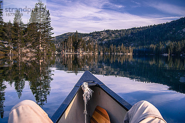 Kanufahren auf dem Echo Lake  persönliche Perspektive  High Sierras  Kalifornien  USA