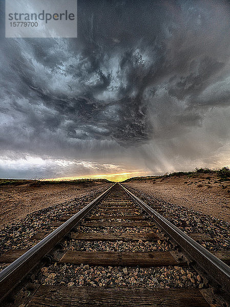 Superzelle rotiert bei Sonnenuntergang über unendliche Strecken von Zuggleisen  Arriba  Colorado  USA