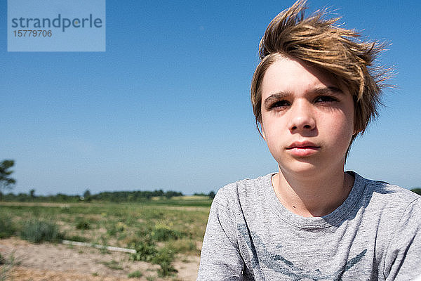 Junge im Teenager-Alter  flache Landschaft im Hintergrund