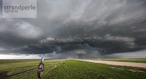Superzelle mit eingebettetem Tornado dreht sich über Wyoming  USA