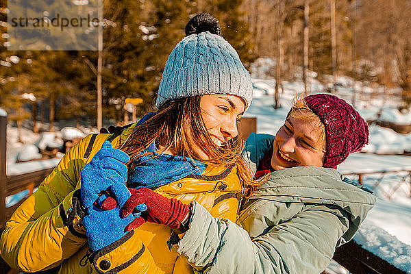 Zwei junge Frauen genießen einen Tag im Winter.