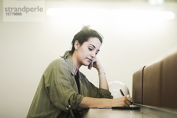 Frau  die in einem Büro arbeitet.