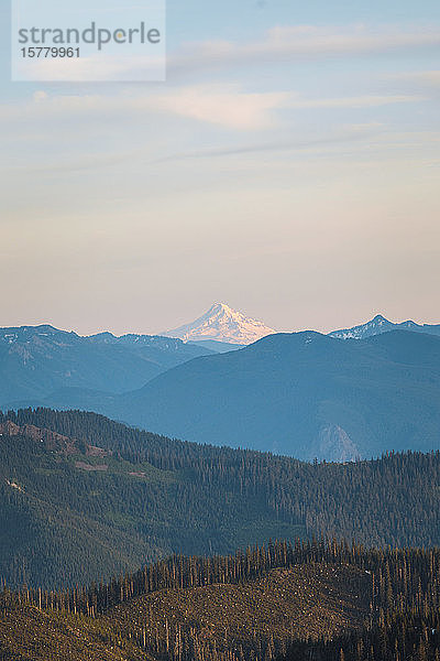 Sonnenuntergang über dem Mount Rainier National Park  Washington  USA