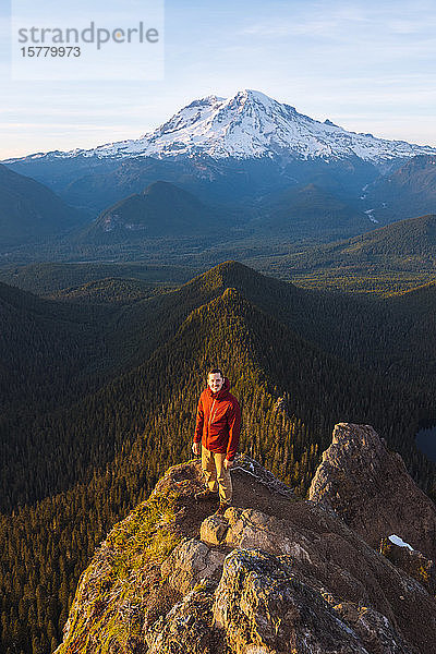 Männlicher Wanderer auf einem Gipfel im Mount Rainier National Park.