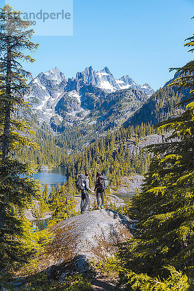 Wanderer geniessen Aussicht auf Felsen  Alpine Lakes Wilderness  Washington  USA