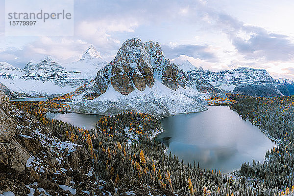 Panoramablick auf den Mount Assiniboine und den Sunburst-Gipfel  Große Wasserscheide  Kanadische Rocky Mountains  Alberta  Kanada