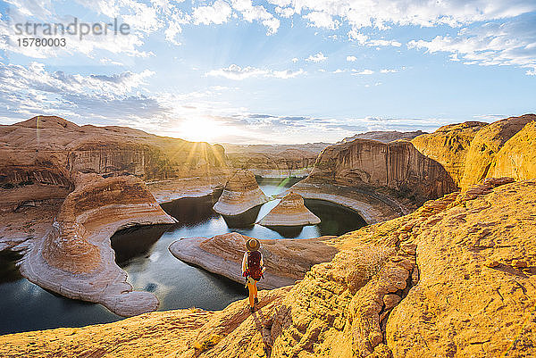 Backpacker bei Sonnenaufgang  Reflection Canyon  Lake Powell  Utah  USA