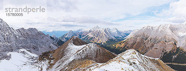 Panoramablick über die kanadischen Rocky Mountains am Pocaterra Ridge.