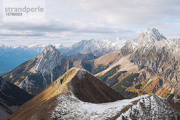 Panoramablick auf die kanadischen Rockies  Alberta  Kanada