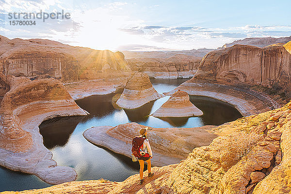 Backpacker bei Sonnenaufgang  Reflection Canyon  Lake Powell  Utah  USA