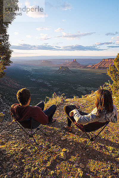 Ehepaar bewundert Blick über Moab  Utah  USA