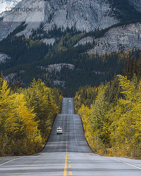 Wohnmobil fährt im Herbst durch den Icefields Parkway  Alberta  Kanada