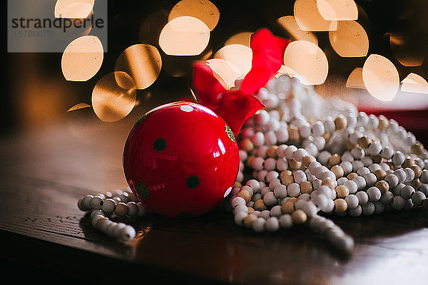 Weihnachtsschmuck  rote Glocke und Perlenkette