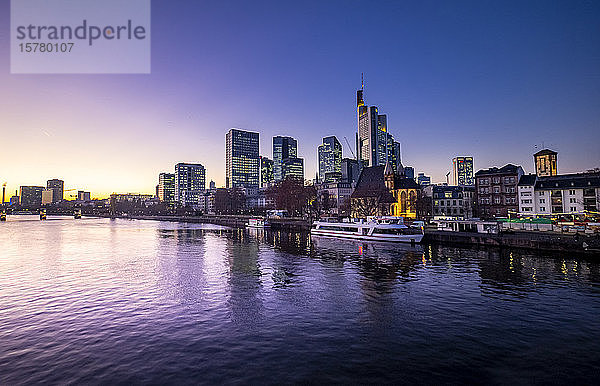 Deutschland  Hessen  Frankfurt  Skyline der Waterfront-Stadt in der Abenddämmerung