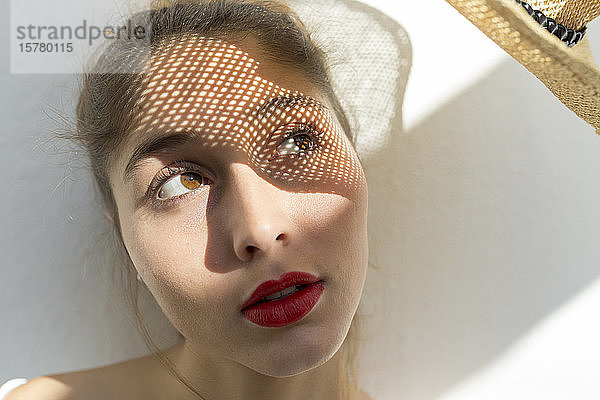 Porträt einer jungen Frau mit Schatten im Gesicht