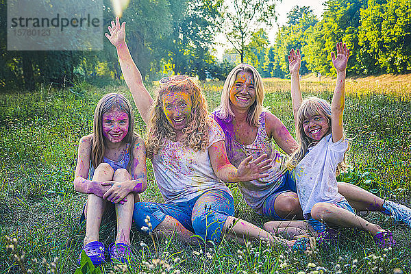 Gruppenbild von zwei Frauen und zwei Mädchen  die das Fest der Farben feiern