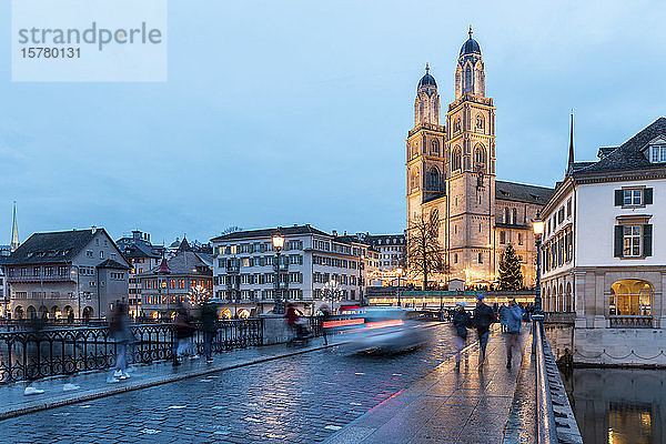 Schweiz  Zürich  Grossmünsterkirche und Munsterbrucke über der Limmat in der Abenddämmerung