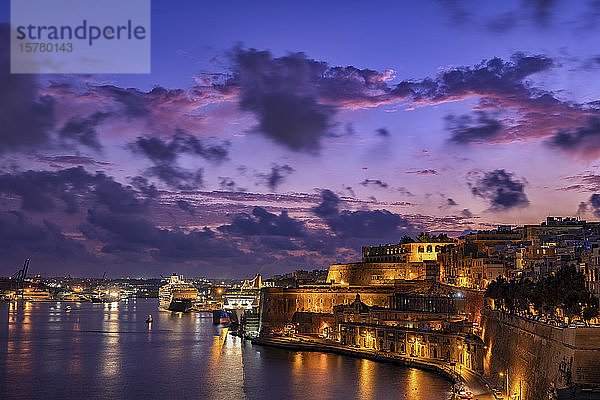 Malta  Valletta  die erleuchtete Stadt und der Grand Harbour in der Abenddämmerung