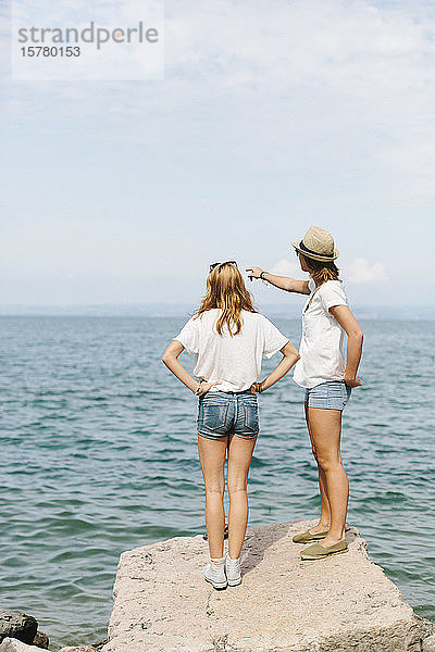 Zwei Freundinnen stehen am Seeufer  Gardasee  Italien