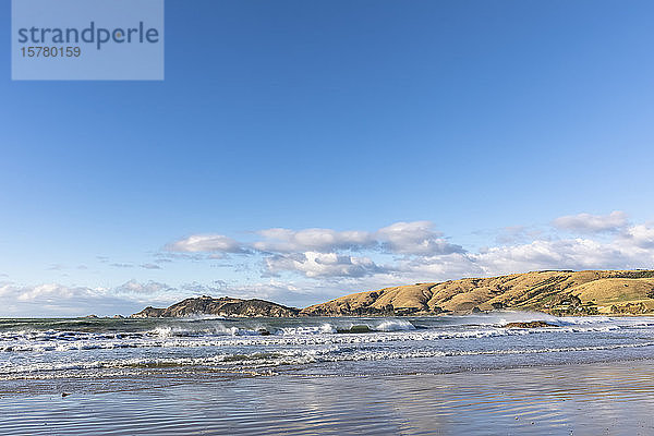 Neuseeland  Himmel über den Wellen  die über den Küstenstrand von Nugget Point streichen