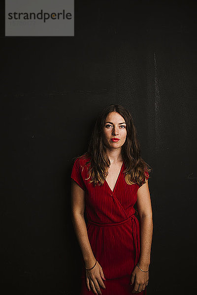 Porträt einer jungen Frau in rotem Kleid