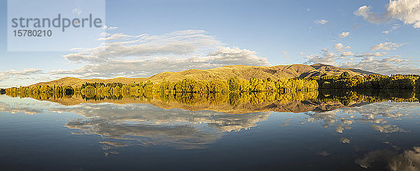 Neuseeland  Distrikt Franklin  Glenbrook  Bewaldete Hügel  die sich im Herbst im See Wairepo Arm spiegeln