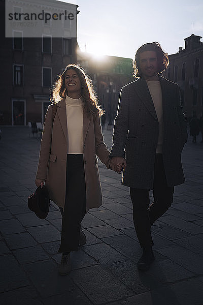 Junges Paar besucht die Stadt Venedig  Italien  bei Sonnenuntergang