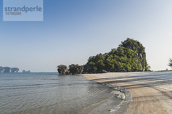 Kleine Insel vom Strand Noppharat Thara Beach aus gesehen  Ao Nang  Krabi  Thailand