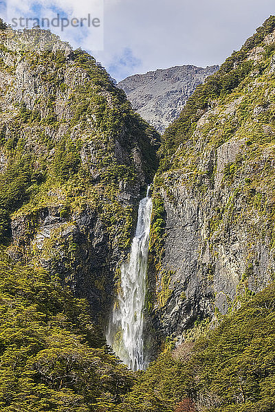 Neuseeland  Bezirk Selwyn  Arthurs Pass  Landschaftsansicht des Devils Punchbowl Wasserfalls